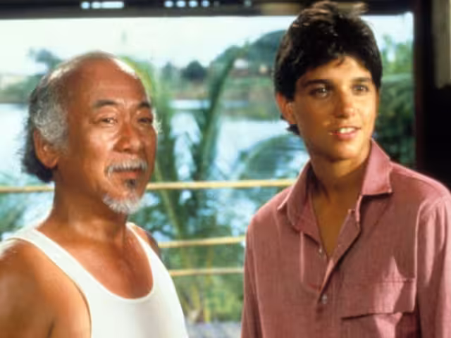 40 años después de su primera película, la estrella de Karate Kid finalmente obtiene el cinturón negro en la vida real
