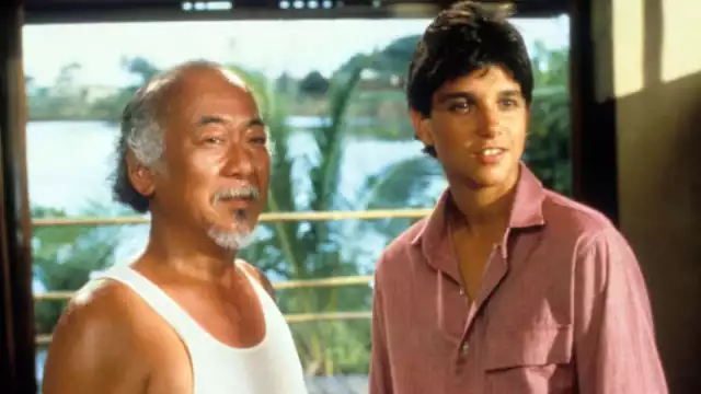 40 años después de su primera película, la estrella de Karate Kid finalmente obtiene el cinturón negro en la vida real