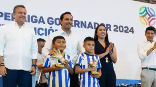 Mauricio Vila entrega campeonato de la Super Liga Copa Gobernador 2024 a Rayados Furia Mérida