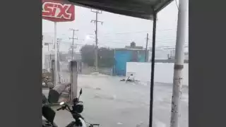 Corriente arrastra a motociclistas en calles de Campeche: VIDEO