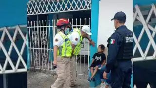 Rescatan a niño amarrado de una reja en Playa del Carmen 