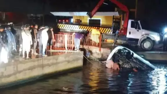 Una grúa fue la encargada de retirar el vehículo del río Calzadas en Coatzacoalcos