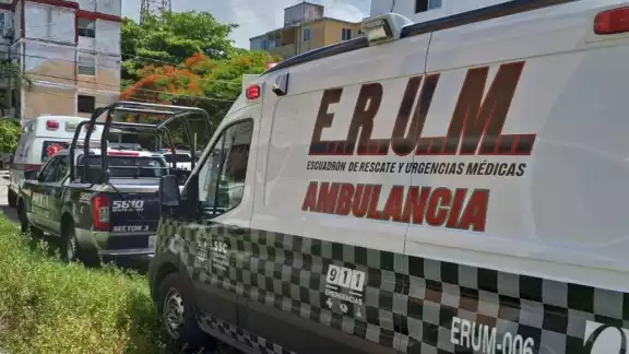Paramédicos acudieron en rescate de las víctimas del percance