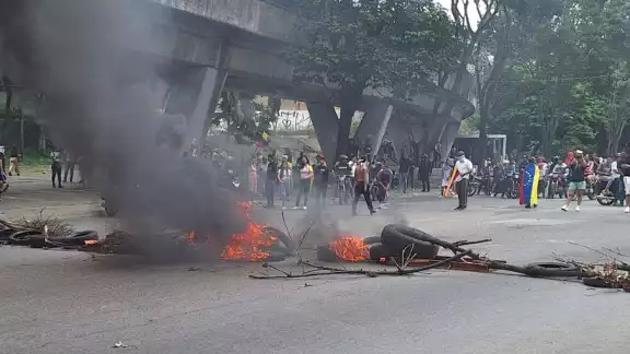 Se registran 'cacerolazos' en el barrio Petare el más popular de América Latina tras el virtual triunfo de Nicolás Maduro en las elecciones venezolanas
