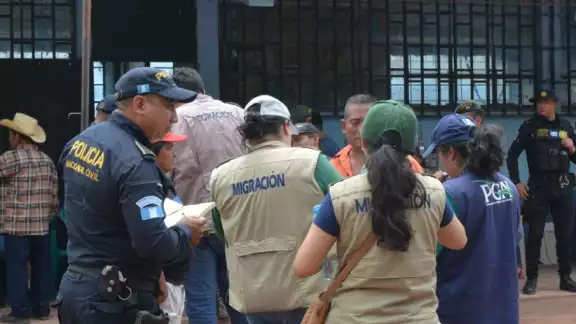 La cancillería mexicana informó que une esfuerzon con autoridades migratorias de Guatemala para asistir a mexicanos desplazados de Chiapas La cancillería mexicana informó que une esfuerzon con autoridades migratorias de Guatemala para asistir a mexicanos desplazados de Chiapas
