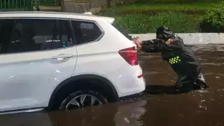 Intensas lluvias provocan inundaciones en el Anillo Periférico, en Ciudad de México