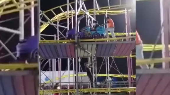En un video que circula en redes sociales, se ve cómo el carro quedó varado, afortunadamente, en una postura que no ponía en peligro la vida de los pasajeros. En un video que circula en redes sociales, se ve cómo el carro quedó varado, afortunadamente, en una postura que no ponía en peligro la vida de los pasajeros.