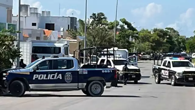Policía custodia la escena del crimen en Cancún