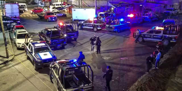 Elementos de seguridad resguardan la zona en Naucalpan