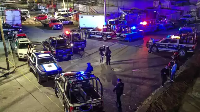 Elementos de seguridad resguardan la zona en Naucalpan