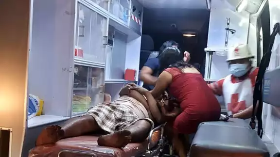 Paramédicos atienden a personas lesionadas en Escárcega