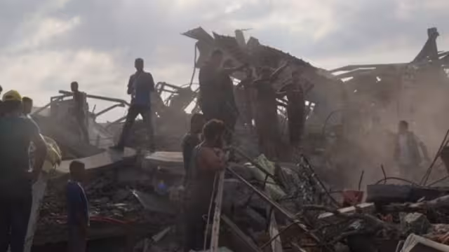 Israel lanzó un ataque aéreo contra objetivos de Hezbolá en Líbano, mientras lleva a cabo negociaciones de paz para la región en Qatar