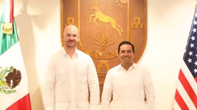 Justen Thomas junto a Mauricio Vila en Mérida