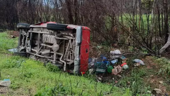 El automóvil terminó a un costado de la carretera en José María Morelos El automóvil terminó a un costado de la carretera en José María Morelos