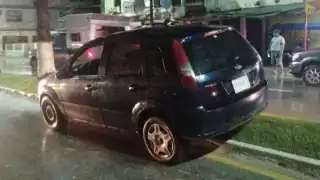 Conductor en presunto estado de ebriedad termina encima de un camellón, en Escárcega