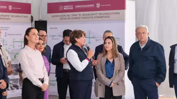 Claudia Sheinbaum y AMLO en la estación Santa Fe del Tren "El Insurgente" Claudia Sheinbaum y AMLO en la estación Santa Fe del Tren "El Insurgente"
