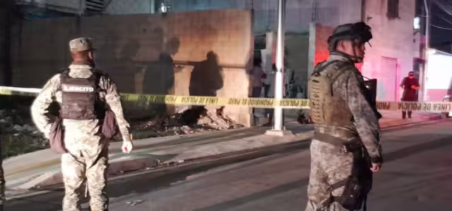 Elementos de seguridad resguardan el área en Cancún