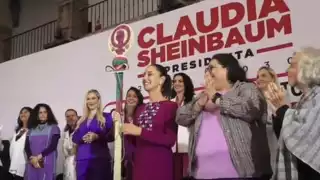 Claudia Sheinbaum recibe el bastón de mando de las mujeres, como un símbolo de transformación feminista