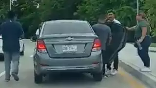 Uber atropella a 'taxista pirata' en el Aeropuerto de Cancún