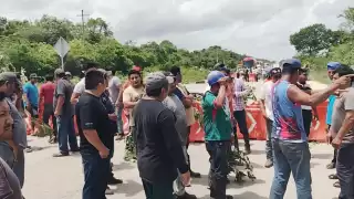 Pobladores de  Felipe Carrillo Puerto bloquean  la  vía Reforma Agraria-Puerto Juárez  