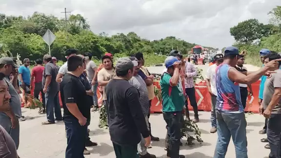 Luego de no ser atendida su demanda de suministro eléctrico, pobladores de Petcacab decidieron bloquear la vía Reforma Agraria-Puerto Juárez
