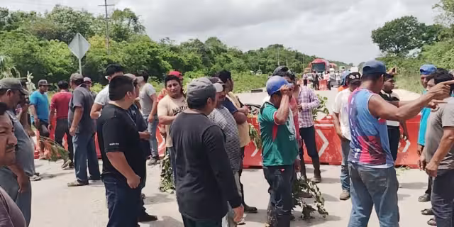 Luego de no ser atendida su demanda de suministro eléctrico, pobladores de Petcacab decidieron bloquear la vía Reforma Agraria-Puerto Juárez