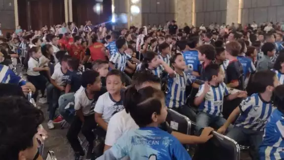 Atletas aguardan por la llegada de Mauricio Vila al Centro de Convenciones Yucatán