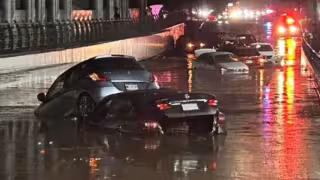 Vehículos terminan bajo el agua tras fuertes lluvias en Naucalpan, Edomex: VIDEO