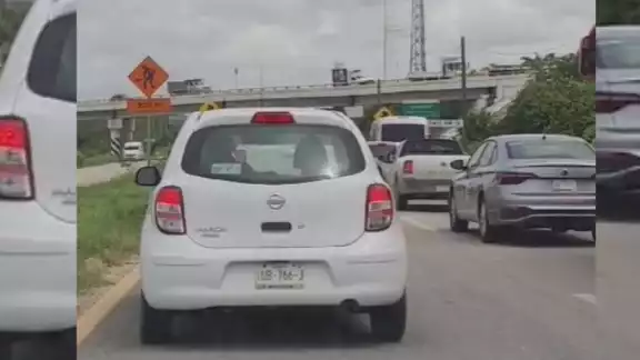 Algunos automovilistas han pasado más de una hora en el tráfico, el cual es "eterno" Algunos automovilistas han pasado más de una hora en el tráfico, el cual es "eterno"