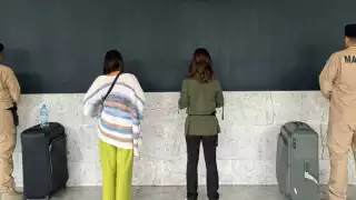 Detienen a visitantes rumanas por intentar ingresar con presunta droga al AICM