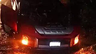 Automóvil vuelca sobre la carretera federal Champotón-Campeche, a causa de las lluvias