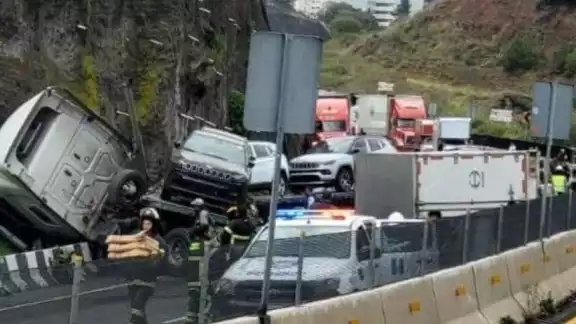 Una carambola en la autopista Chamapa-Lechería, provocó el cierre de la vía en dirección al Lago de Guadalupe Una carambola en la autopista Chamapa-Lechería, provocó el cierre de la vía en dirección al Lago de Guadalupe