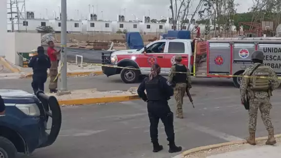 Agentes de seguridad arribaron a la escena del crimen en Cancún Agentes de seguridad arribaron a la escena del crimen en Cancún