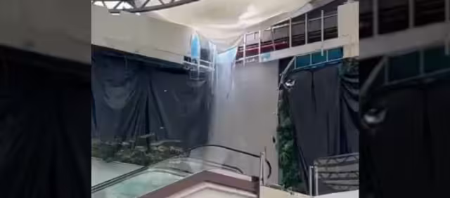 Así terminó el techo de la plaza comercial en San Pedro Garza García