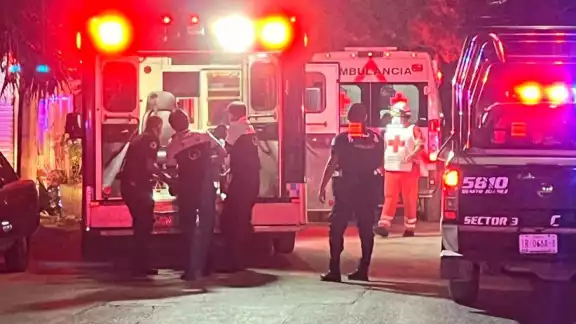 Paramédicos arribaron al domicilio para auxiliar a los lesionados de bala Paramédicos arribaron al domicilio para auxiliar a los lesionados de bala