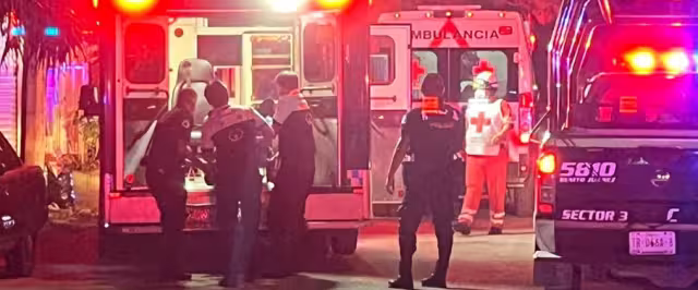 Paramédicos arribaron al domicilio para auxiliar a los lesionados de bala