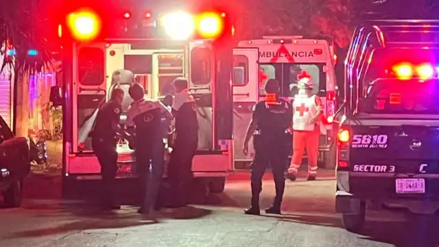 Paramédicos arribaron al domicilio para auxiliar a los lesionados de bala