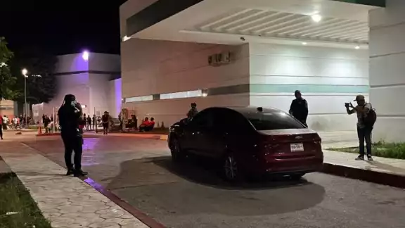 Al automóvil permanece a la entrada del hospital en Cancún