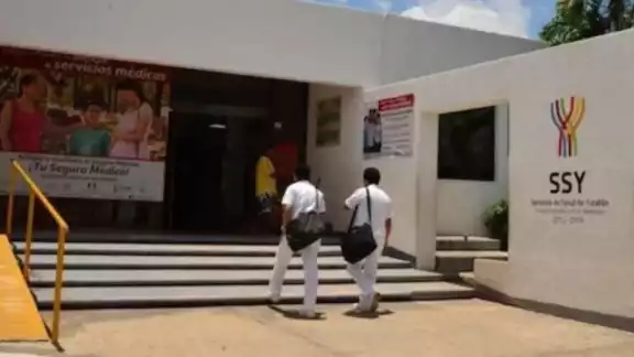 Los síntomas de la enfermedad son sarpullido, que se presenta en forma de ronchas, fiebre, dolores de cabeza y estómago Los síntomas de la enfermedad son sarpullido, que se presenta en forma de ronchas, fiebre, dolores de cabeza y estómago