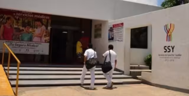 Los síntomas de la enfermedad son sarpullido, que se presenta en forma de ronchas, fiebre, dolores de cabeza y estómago