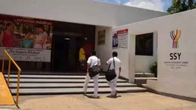 Los síntomas de la enfermedad son sarpullido, que se presenta en forma de ronchas, fiebre, dolores de cabeza y estómago