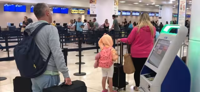 ¿Cuáles fueron los principales vuelos del día en el Aeropuerto Internacional de Cancún?