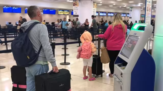 ¿Cuáles fueron los principales vuelos del día en el Aeropuerto Internacional de Cancún?