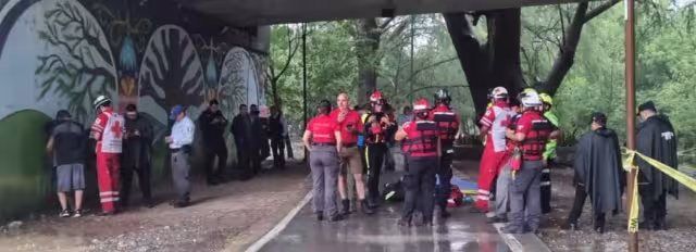 Paramédicos y elementos de Protección Civil acudieron al sitio donde murió el joven