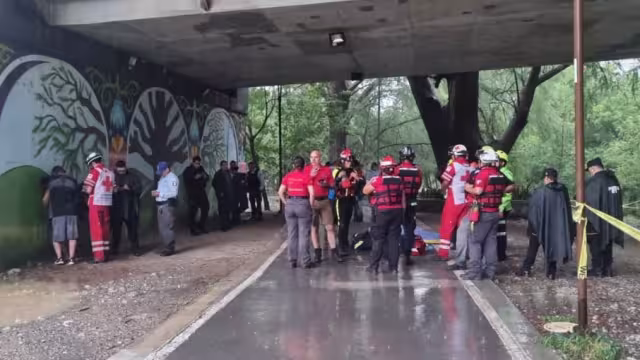 Paramédicos y elementos de Protección Civil acudieron al sitio donde murió el joven