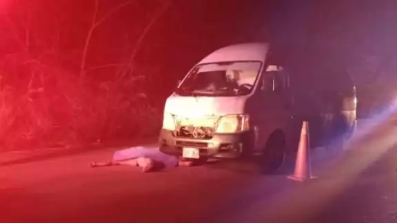 El cuerpo del albañil permaneció a un costado de la combi tras el fuerte impacto El cuerpo del albañil permaneció a un costado de la combi tras el fuerte impacto
