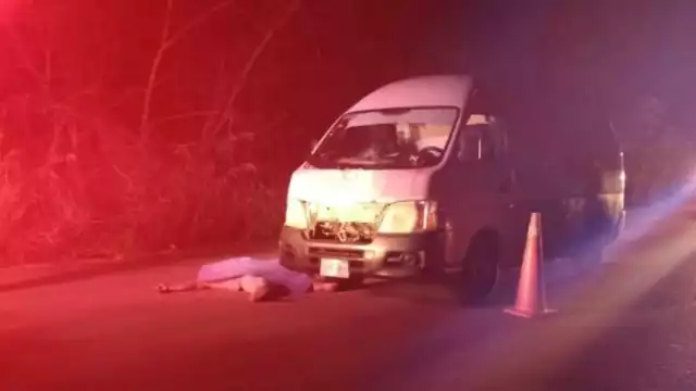 El cuerpo del albañil permaneció a un costado de la combi tras el fuerte impacto