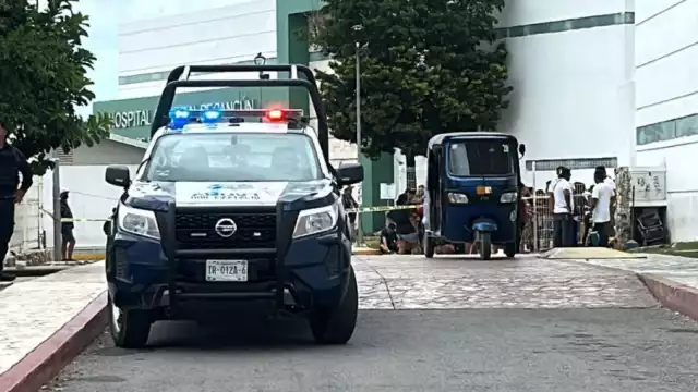 El mototaxi permanece a la entrada del hospital en Cancún
