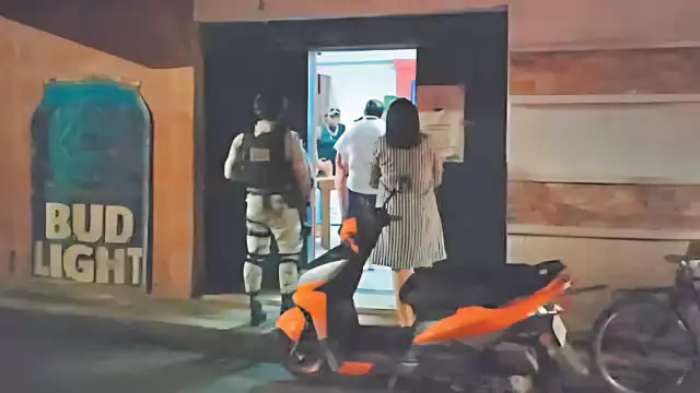 Llegaron agentes y trabajadores de Finanzas al sitio.