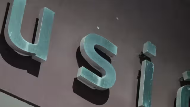 Agujeros de bala en el diario Adiscusión de Culiacán